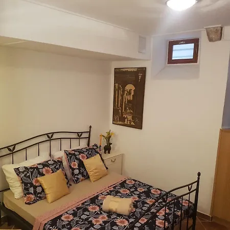 Apartment Axis Center Split