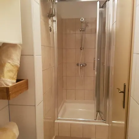 Apartment Axis Center Split